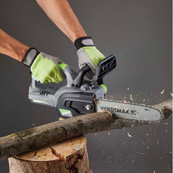 A person wearing safety gloves using the Verdemax SE20 20V Battery-Powered Chainsaw to cut a tree branch on a stump. The cordless chainsaw features a 10-inch (25cm) blade, an ergonomic design, and a rechargeable lithium-ion battery for efficient and eco-friendly cutting.